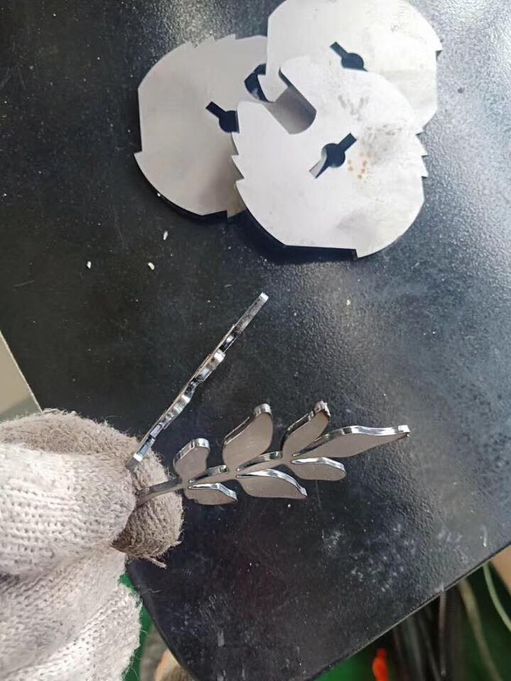 Yuqori quvvatli 3015 2000W metall plitalar Cnc tolali lazerni kesish mashinasi